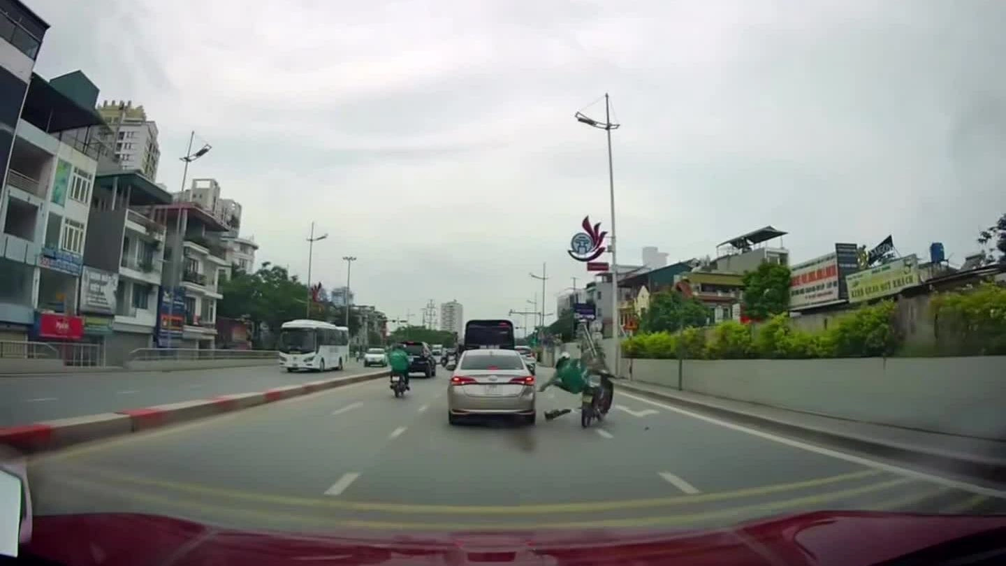 Xe máy tự chếch lái, tông liên tiếp hai lần vào ôtô