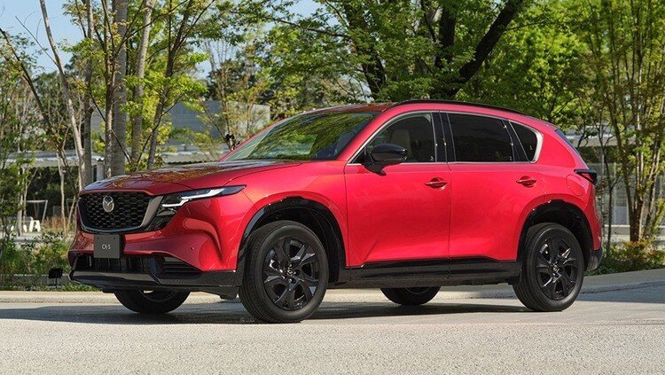 Xe được trang bị khối động cơ xăng e-Skyactiv G i4, xung tích 2.4L, cho công suất tối đa 178 mã lực