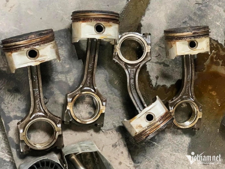 1783067961-1656bdb3cd-w-camry-thuy-kich-2-3296-width740height556 Tay biên của một chiếc xe bị thuỷ kích do tài xế cố đi vào vùng ngập. Ảnh: Hoàng Hiệp