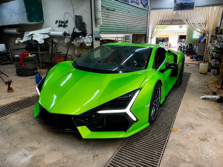 1783505843-27d39d2fc5-chatgpt-image-jul-5-2026-01-24-35-pm-2005-width740height555 Lamborghini tự chế từ bùn và xe Nissan cũ của nhóm YouTuber Việt.