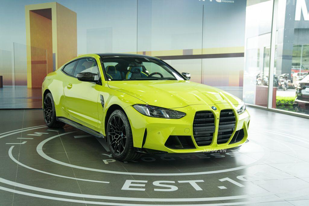 Mẫu xe BMW M4 Competition phiên bản nâng cấp (LCI) với ngoại thất màu vàng Sao Paulo Yellow.