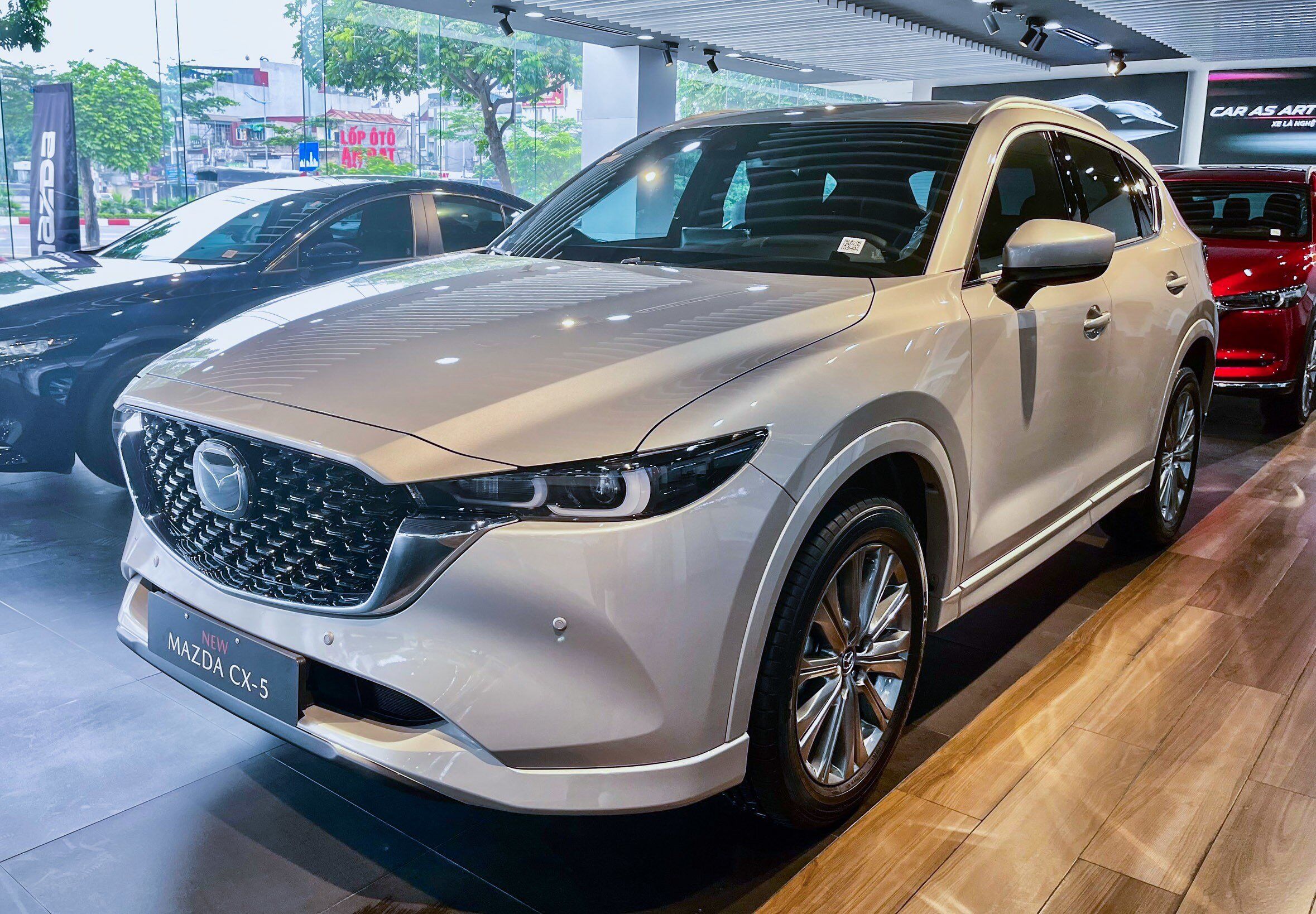 Mazda CX-5 tiếp tục khẳng định vị thế hàng đầu trong phân khúc SUV 5 chỗ tại Việt Nam.
