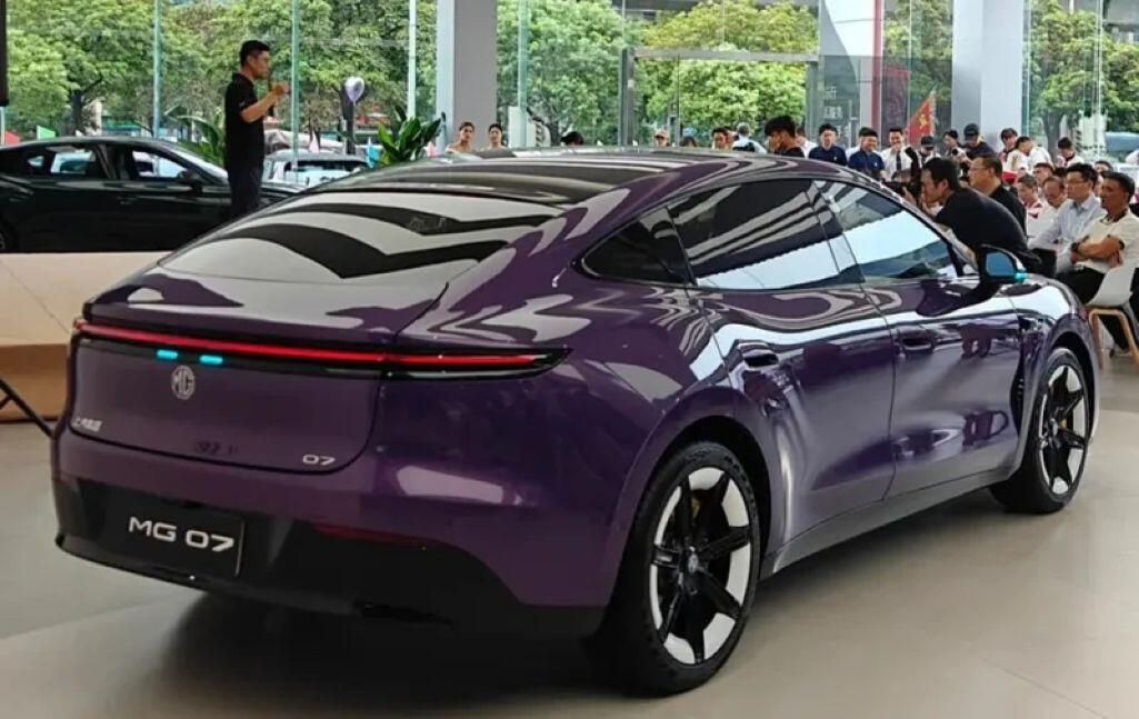 7-4-1785258355-507-width1025height647 Xe sở hữu kích thước dài x rộng x cao lần lượt là 4.886 x 1.900 x 1.478 mm.