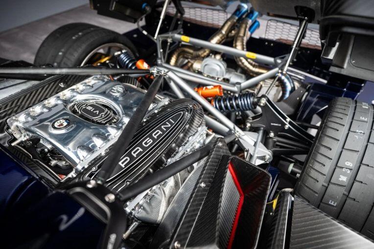 Huayra 70 Derecho được trang bị khối động cơ V12 xăng, dung tích 6.0L tăng áp kép do Mercedes-AMG.