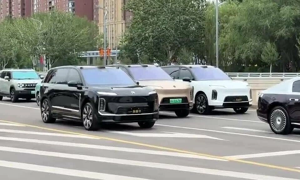 Ba ôtô thi nhún nhảy khi dừng đèn đỏ