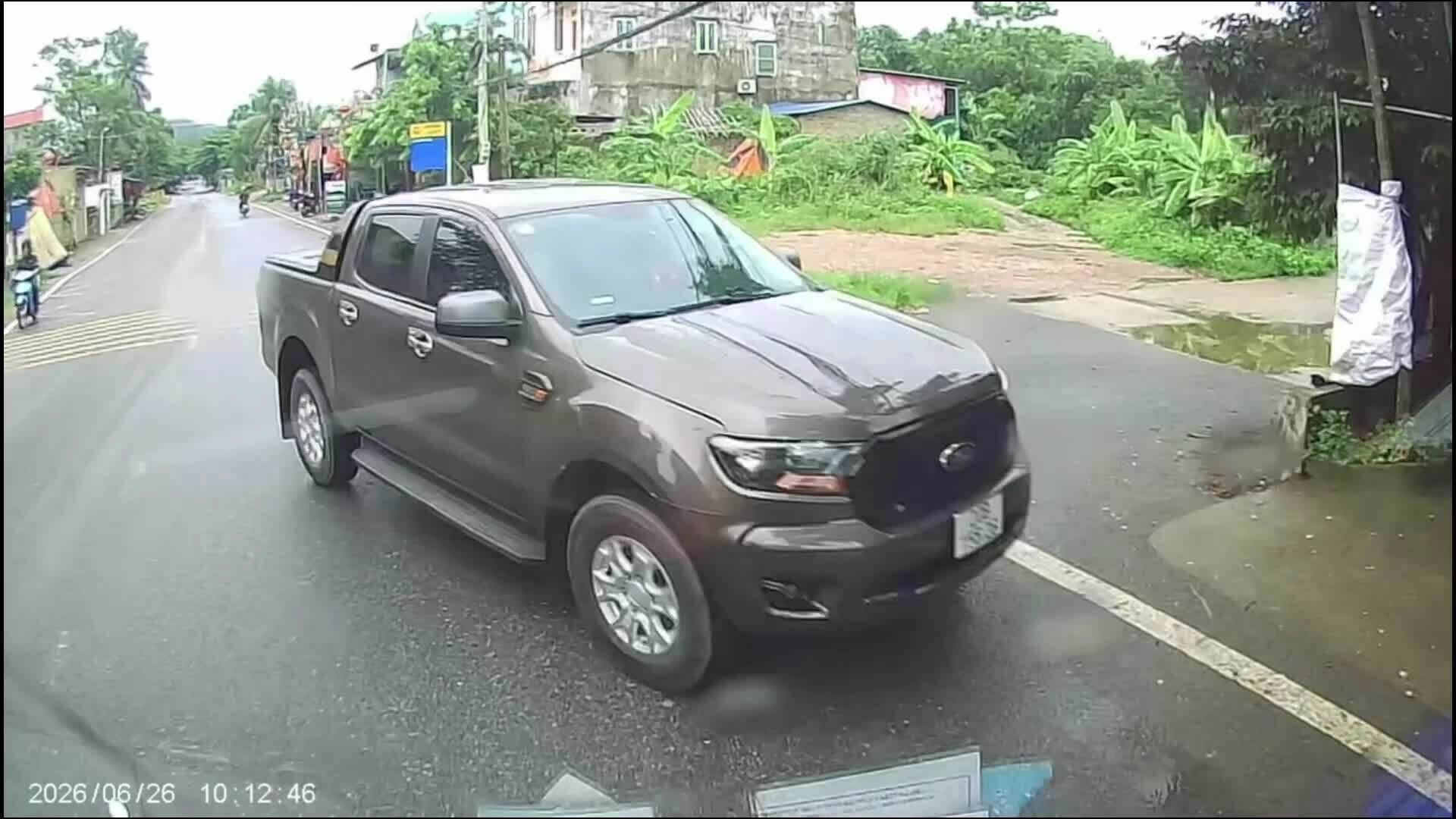 Bán tải qua đường ẩu ngã ba