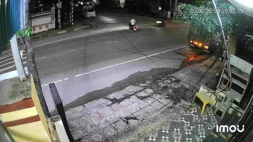 Cẩn thận sang đường, người đàn ông đi xe máy vẫn bị đâm bay