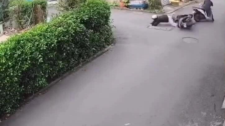 Cô gái đâm vào đuôi xe máy, bị người đàn ông đạp thẳng vào đầu