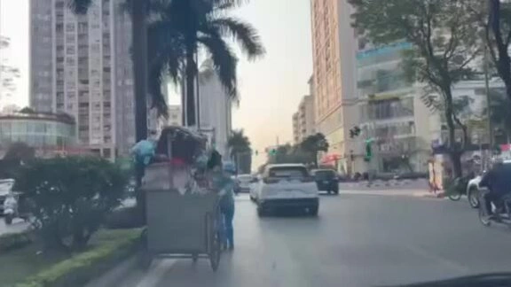 Đẩy xe rác đi ngược chiều
