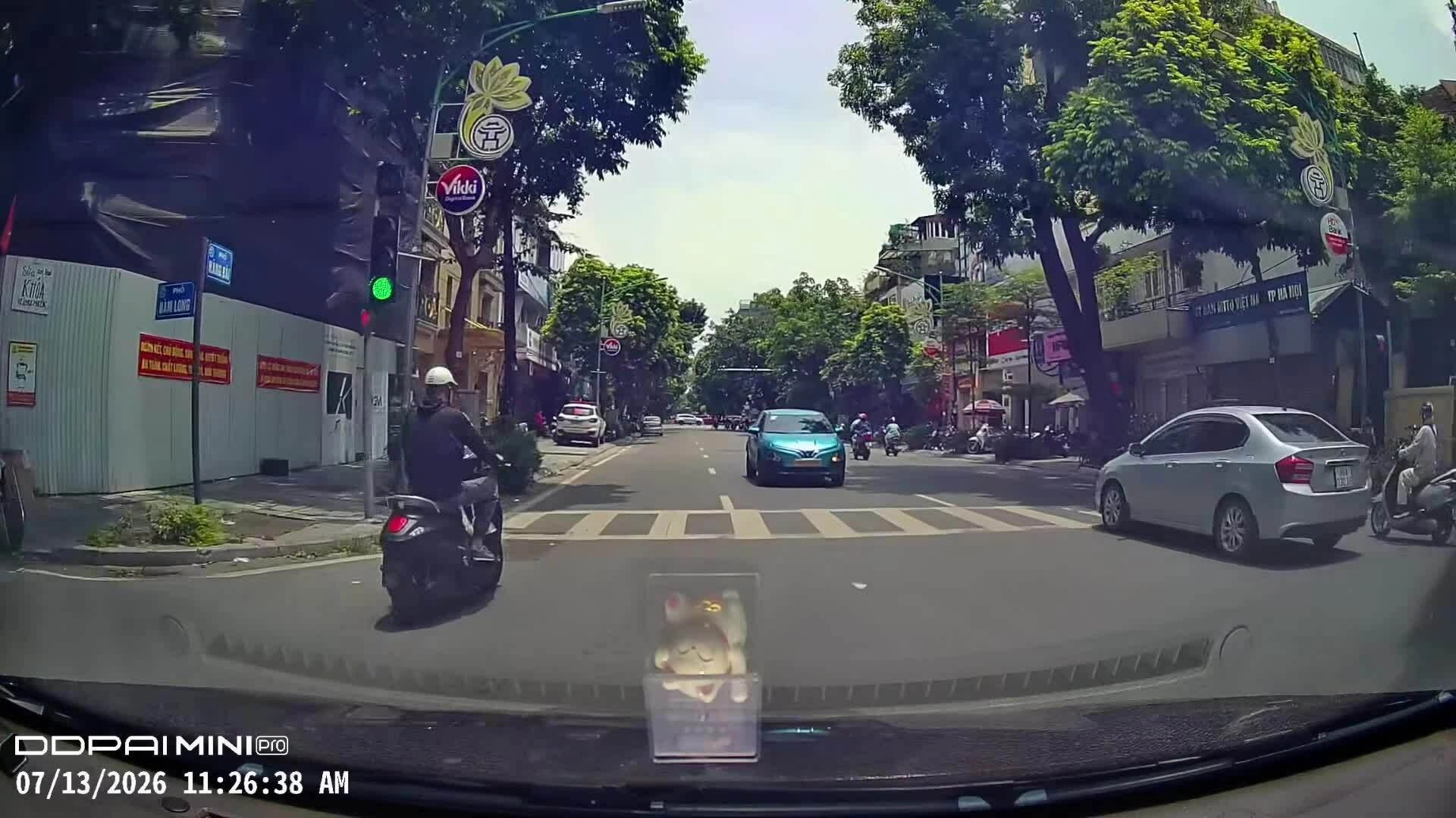 Đi ngược chiều dừng chờ đèn đỏ giữa đường
