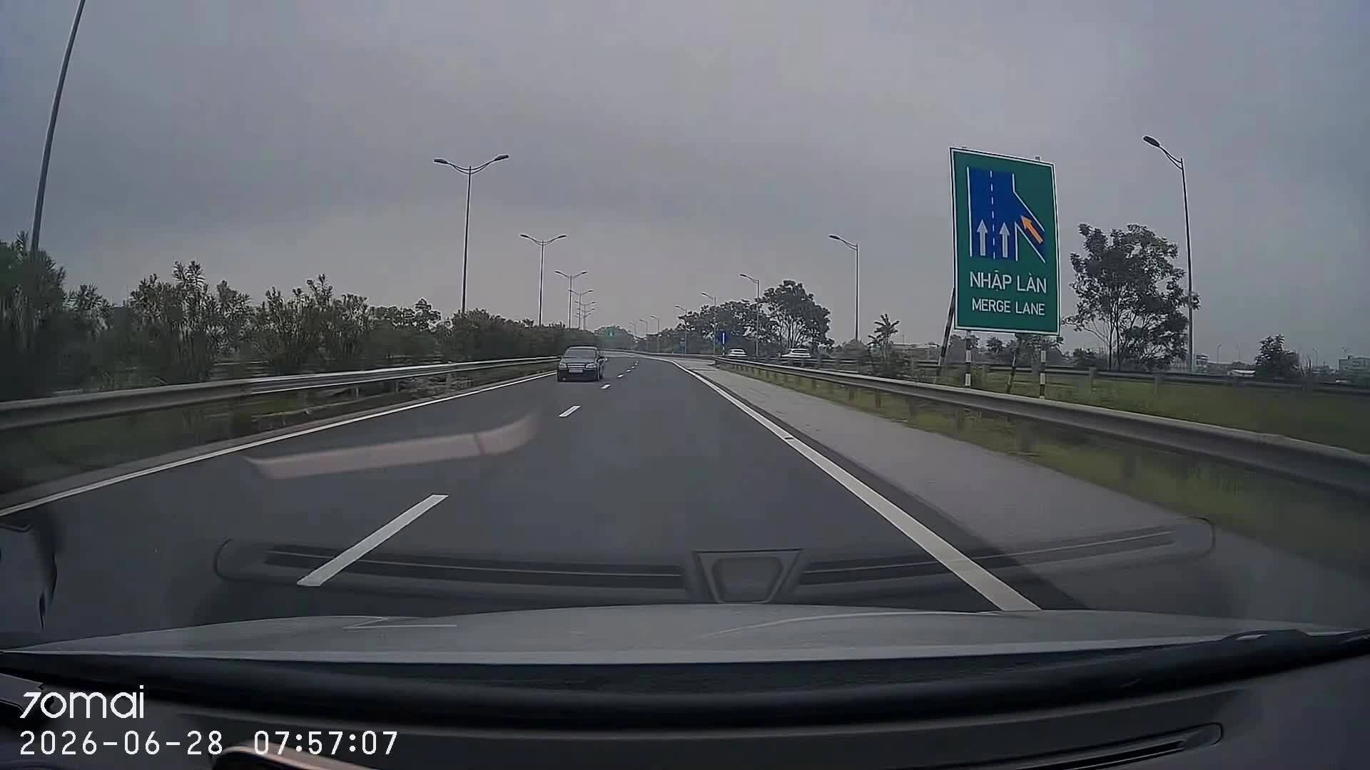Đi ngược chiều, ôtô đối đầu với xe đúng chiều ở sát dải phân cách cao tốc