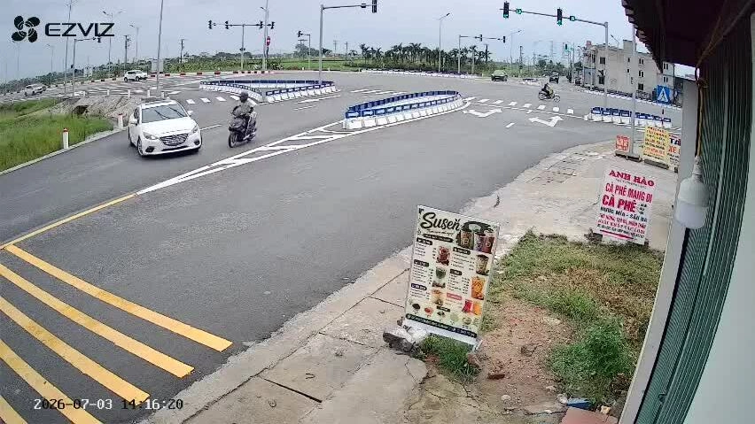 Đột ngột quay đầu, ôtô đâm bay xe máy