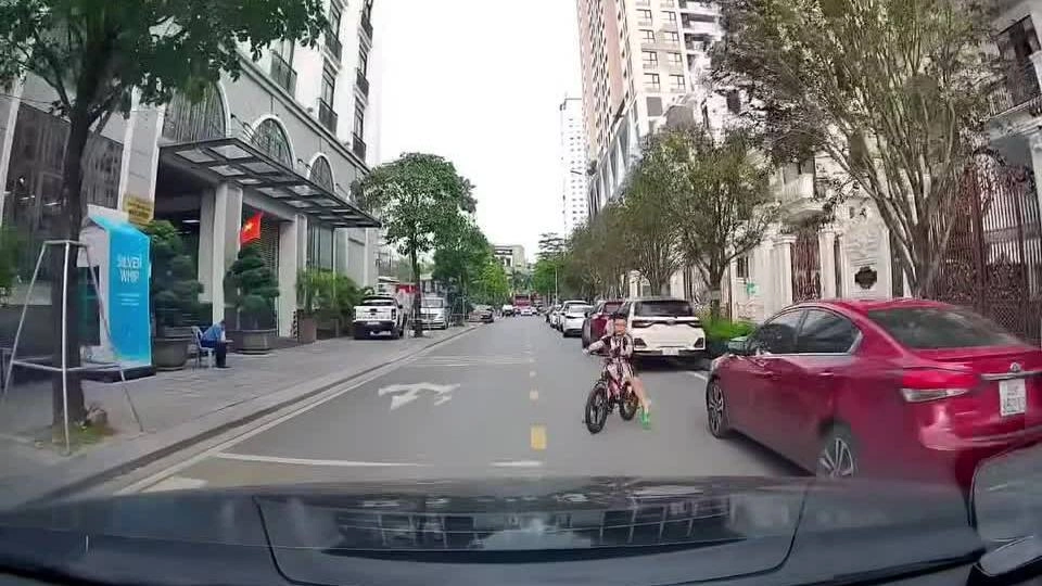 Em bé lao xe đạp vào đầu ôtô