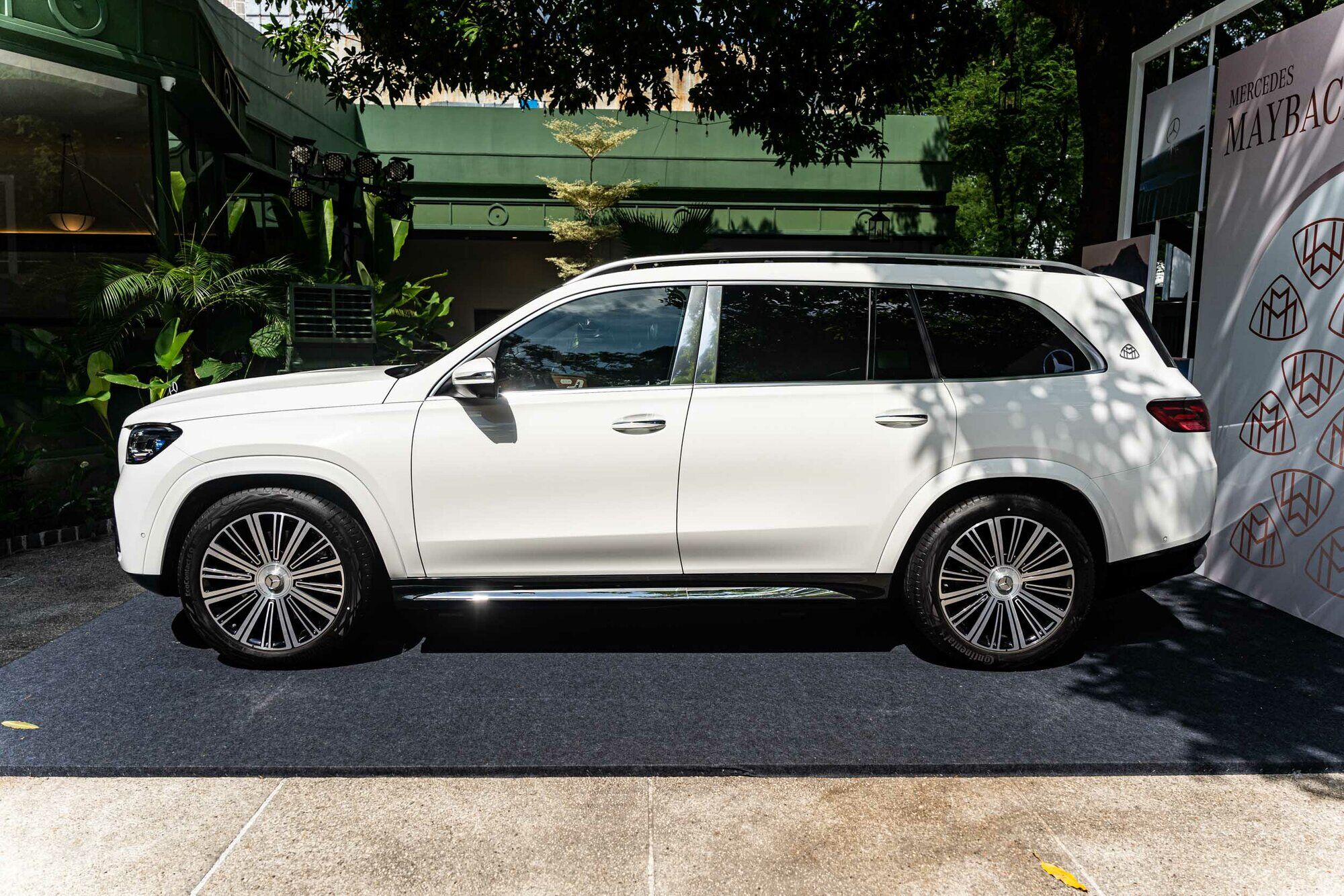 gls-7-1782498679-434-width2000height1334 Mercedes-Maybach GLS 480 Facelift có kích thước dài x rộng x cao lần lượt 5.208 x 1.999 x 1.838 mm.