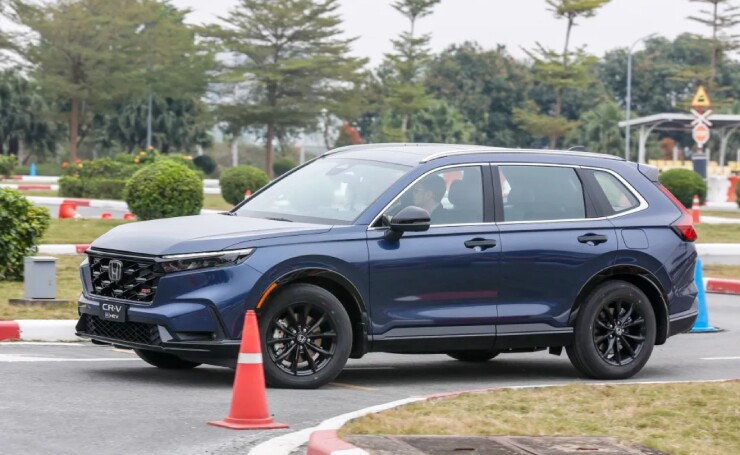 honda1-1-1784761480-449-width740height455 Honda CR-V e: HEV RS lộ rõ ưu nhược điểm nào khi so kè các đối thủ? - 2