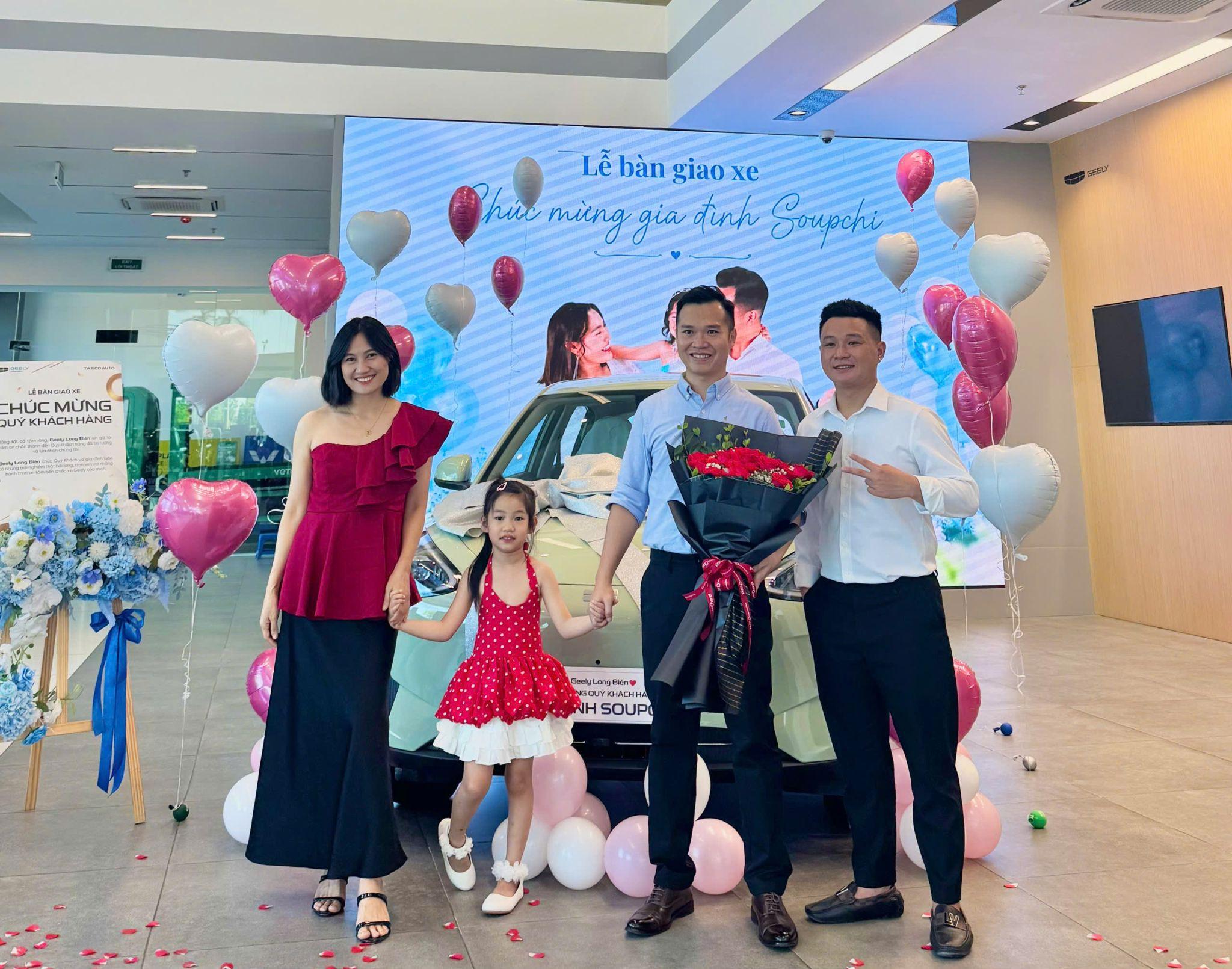 image3-1784768599-715-width2048height1611 Gia đình anh Huy nhận xe Geely EX2 tại Geely Long Biên.