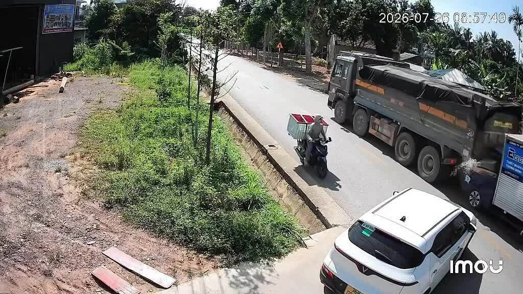 khong-giu-khoang-cach-an-toan-xe-tai-nho-huc-xe-tai-lon-1785201600 Không giữ khoảng cách an toàn, xe tải nhỏ húc xe tải lớn
