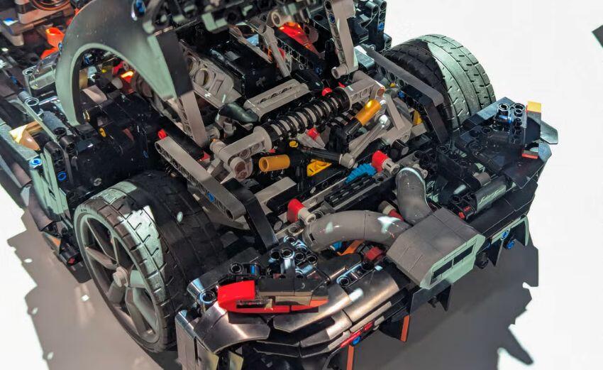 l-2-1782663923-707-width850height521 Theo LEGO, dự án này phức tạp đến mức đội ngũ thiết kế phải tạo thêm 19 chi tiết hoàn toàn mới.