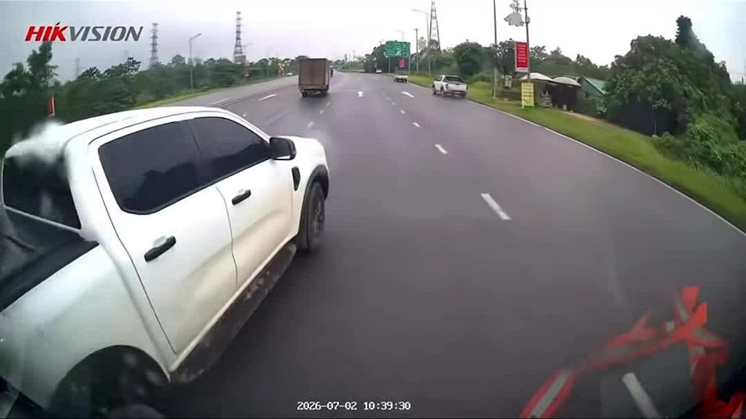 Lái xe bán tải hung hãn trên đường