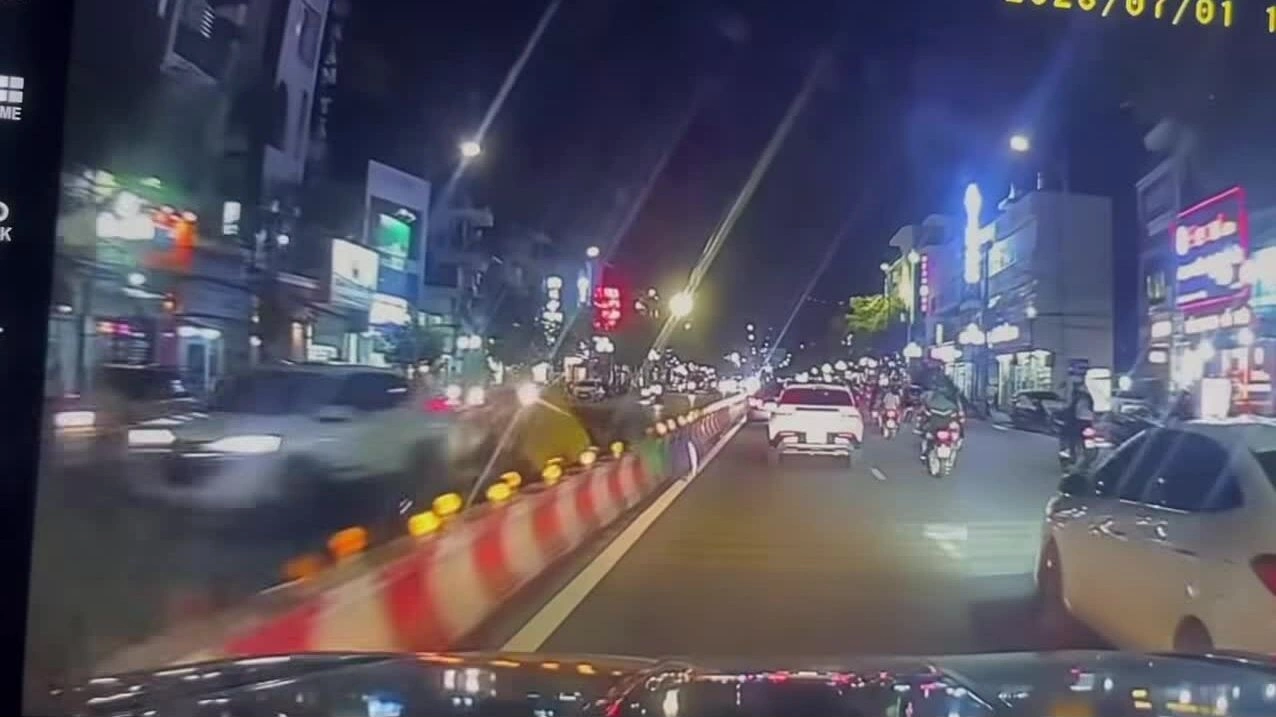 Lái xe ôtô hất bay người lao công qua dải phân cách-ai sai?
