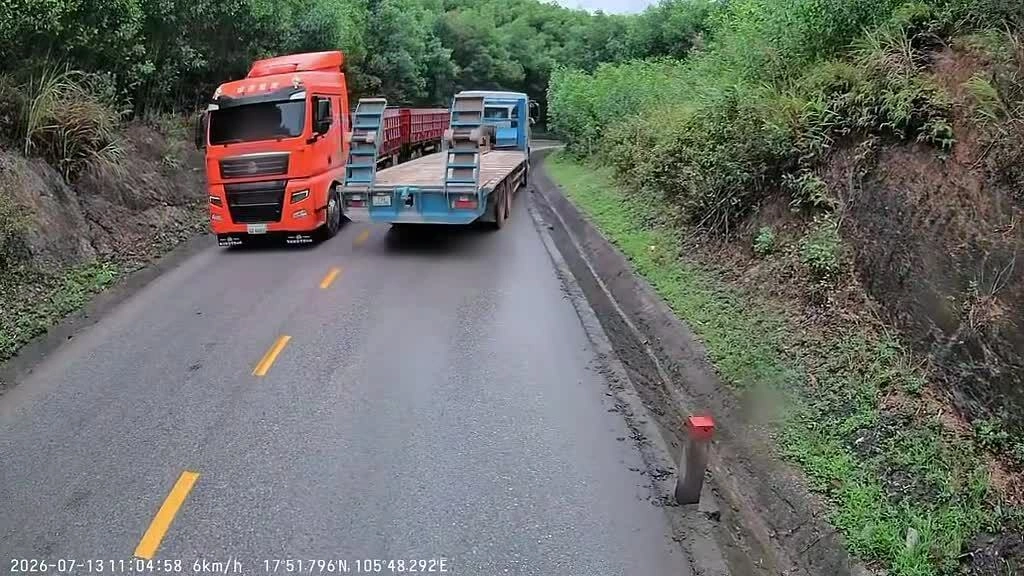 Lấn làn, xe đầu kéo mất lái lao xuống cống