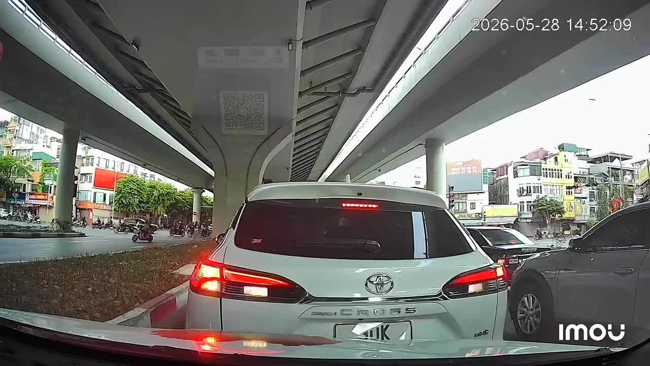 Lùi vào đầu xe phía sau, nữ lái xe đòi bồi thường
