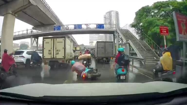 Mải dùng điện thoại, người đàn ông đi xe máy ngã lăn ra đường