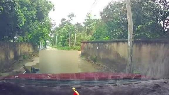 Mải dùng điện thoại, người đi xe máy lao thẳng vào đầu  ôtô
