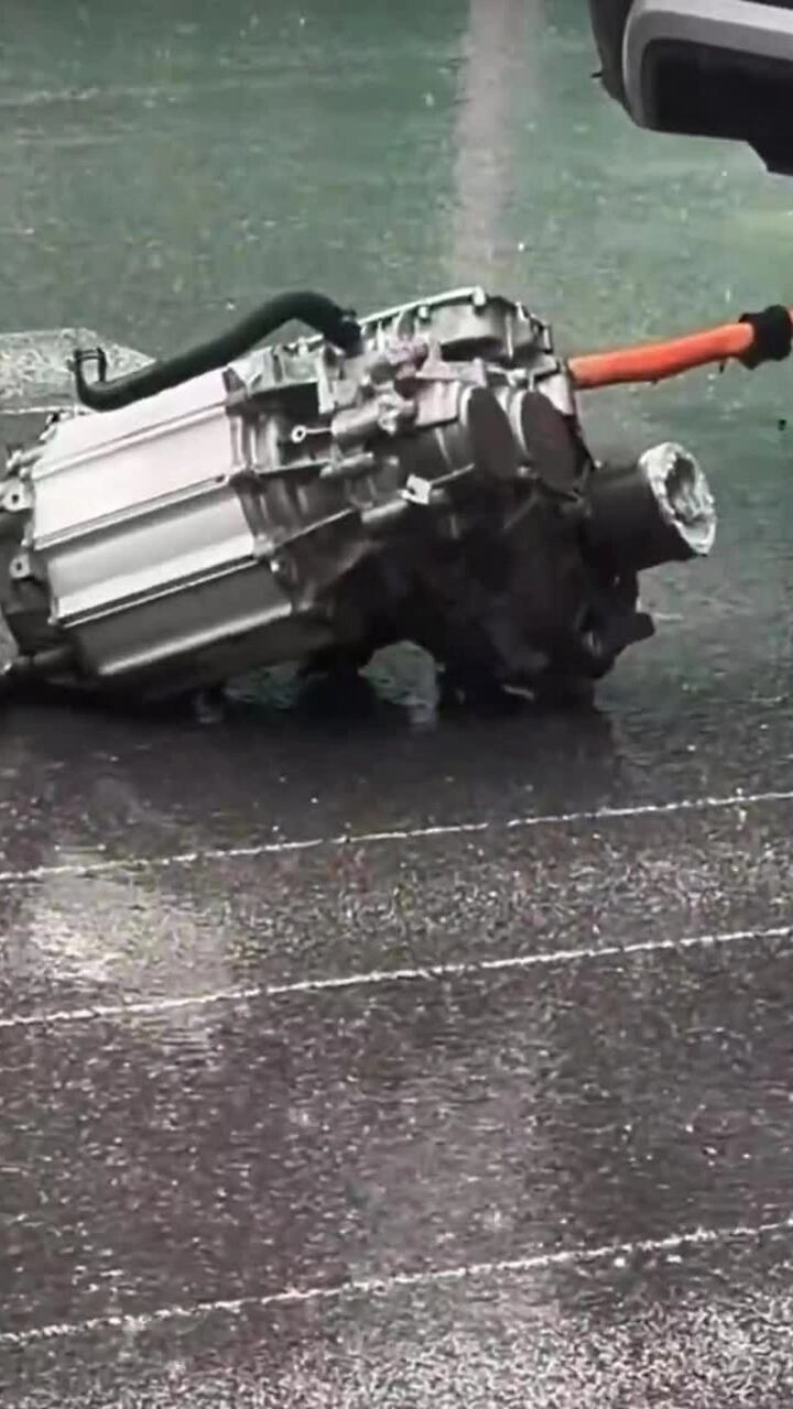 Môtơ điện rơi khỏi ôtô