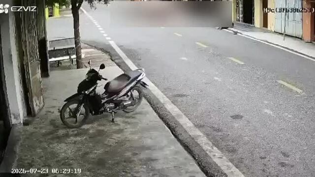 Nam học sinh lao xe máy vào đầu ôtô tử vong