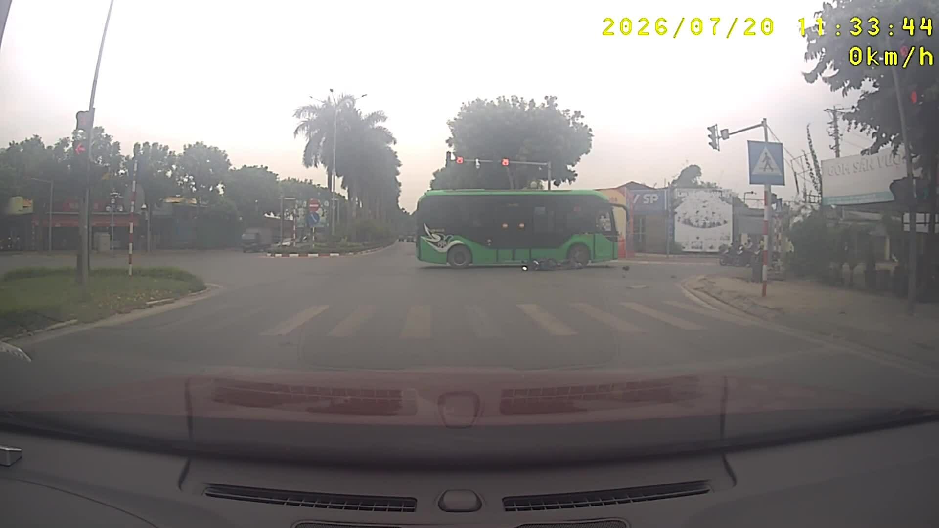 Người đàn ông lao như tên bắn vào xe buýt