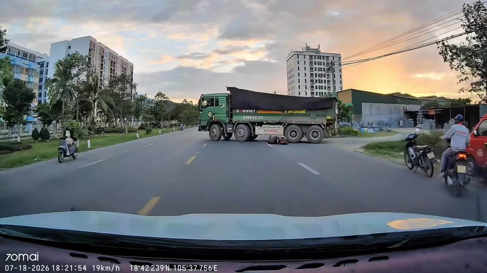 Người đi xe đạp điện lao vào giữa hông xe tải