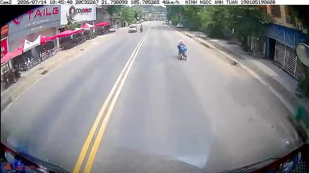 Người đi xe đạp ngã trước đầu ôtô