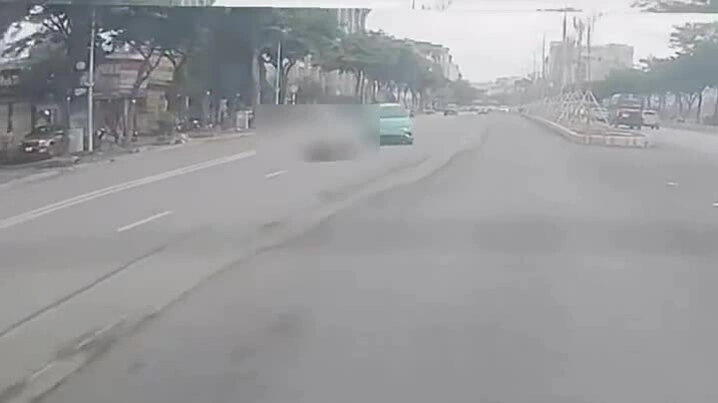 Người đi xe máy cắt ngang đường bị ô tô đâm bay