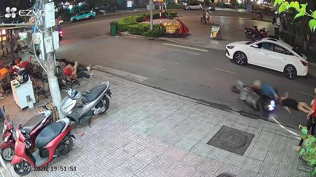 Người đi xe máy đâm bay cô gái đi bộ