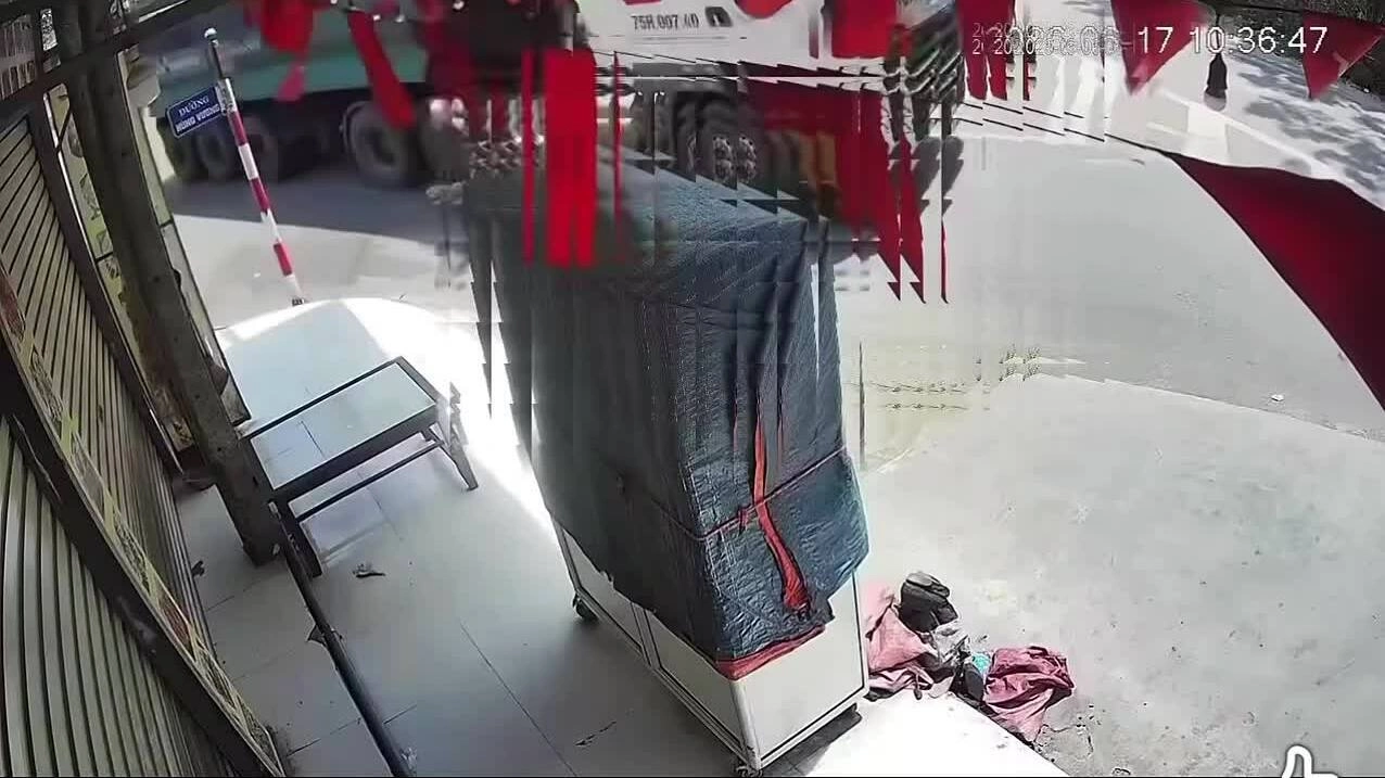Người đi xe máy điện lao vào gầm xe tải một cách khó hiểu