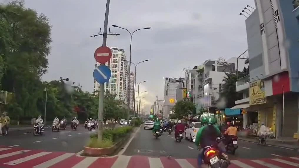 Người đi xe máy mải dùng điện thoại đâm ngã người đi bộ