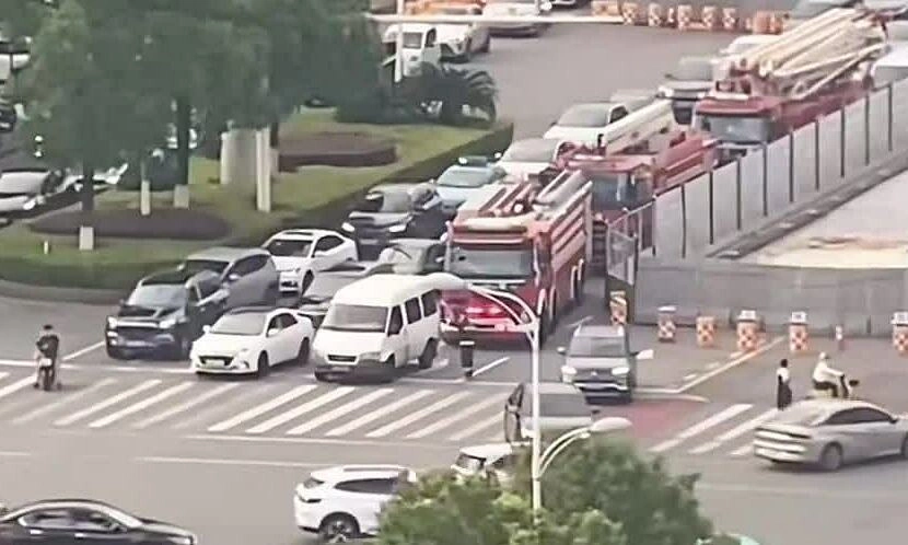 Ôtô chắn đường xe cứu hỏa vì dừng đèn đỏ