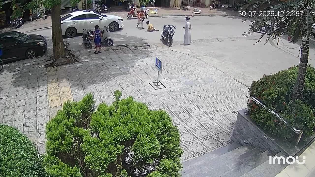 Ôtô đâm bay cậu bé chạy sang đường
