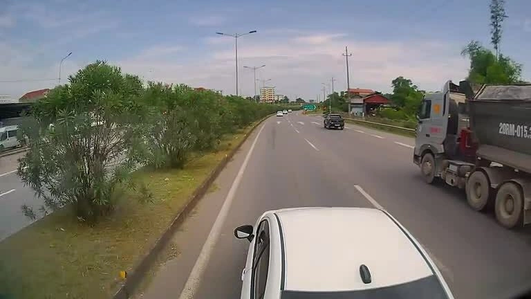 Ôtô dừng đột ngột trên cao tốc gây va chạm- xe nào sai?