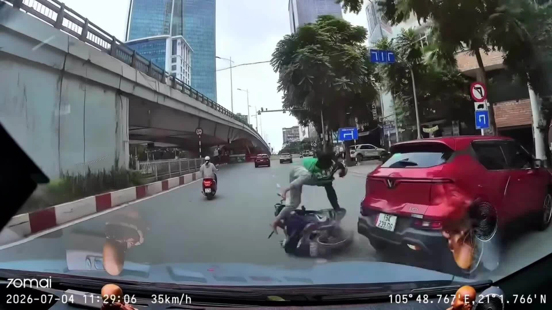 Ôtô lùi xuống đường tông văng người lái xe máy và ôtô