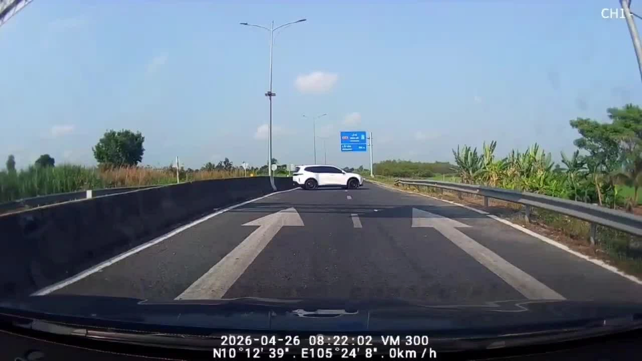 Ôtô quay đầu ngược chiều ở lối vào cao tốc