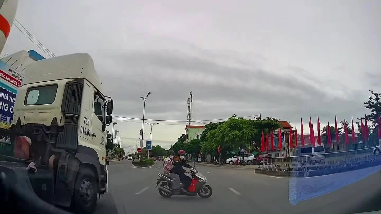 Phanh khẩn cấp cứu hai người đi xe máy