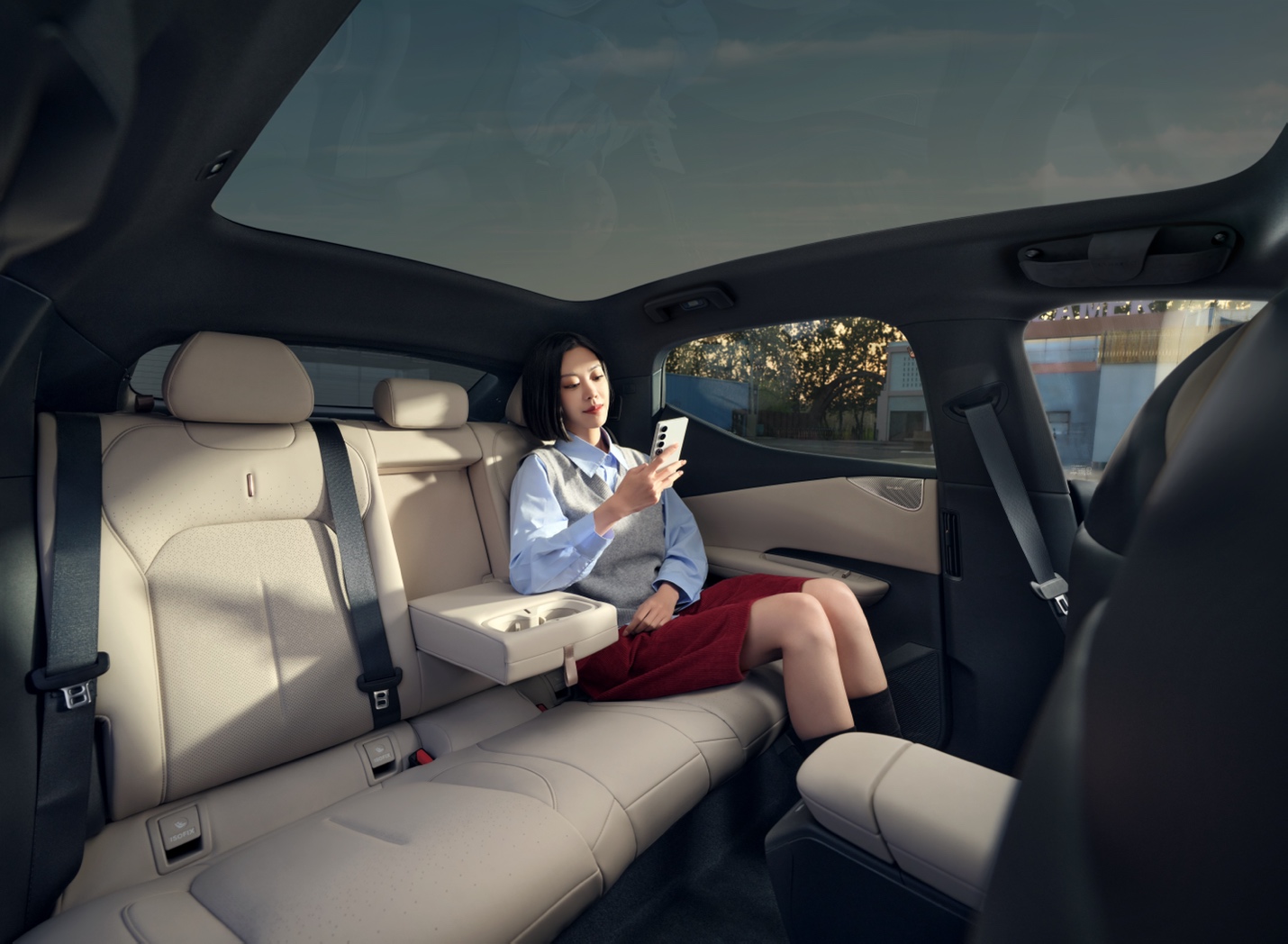 Không gian rộng rãi ở hàng ghế thứ hai là điểm nhấn bên trong cabin Lynk & Co 02.