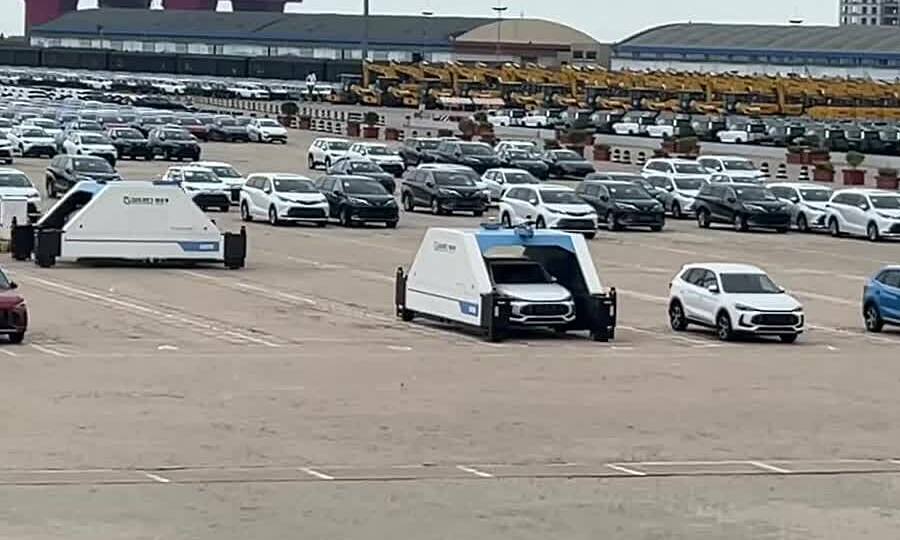 Robot tự hành bốc xếp ôtô xuất khẩu thay con người
