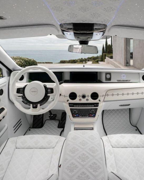 rr-3-1783786491-642-width547height683 Mansory tiếp tục theo đuổi phong cách quen thuộc là thay đổi diện mạo và nâng cấp không gian nội thất.