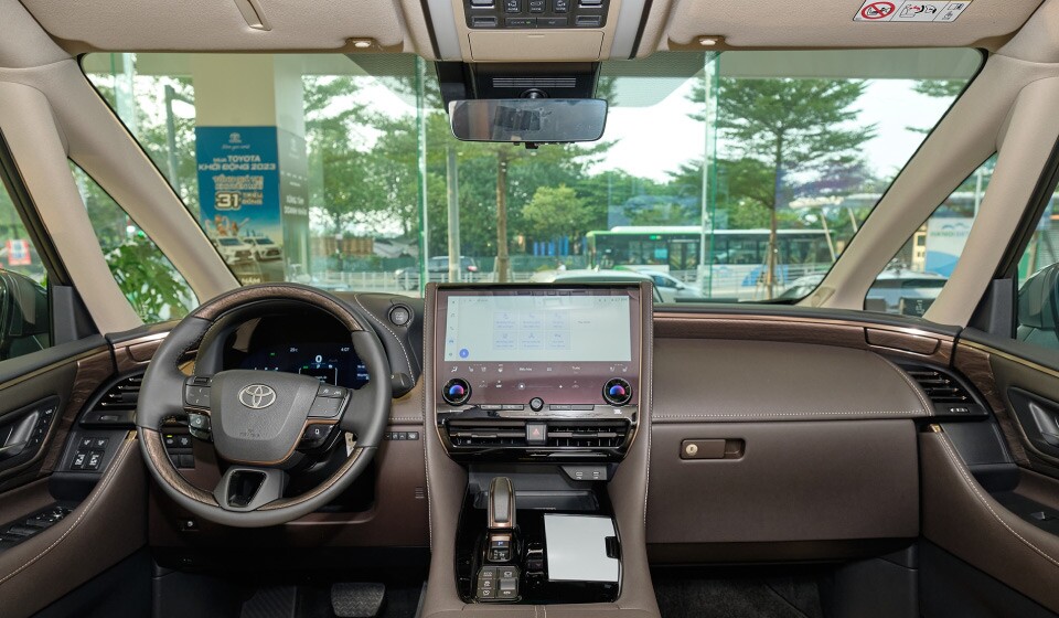 t-1-1783357901-328-width960height560 Alphard Hybrid được trang bị nhiều công nghệ hỗ trợ lái tiên tiến như hệ thống cảnh báo va chạm.