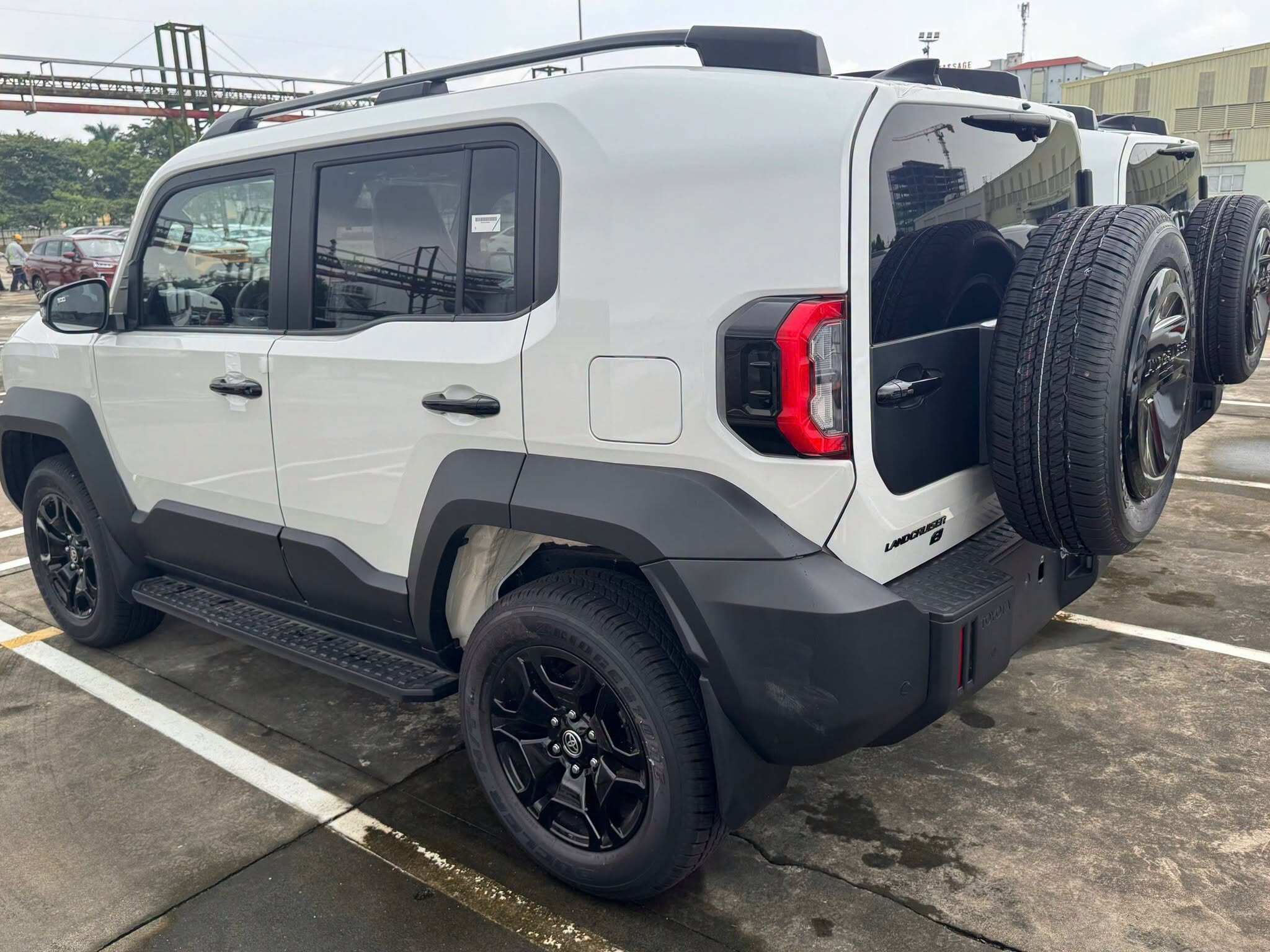 t-1-1784305717-785-width2048height1536 Xe có kích thước dài x rộng x cao lần lượt là: 4.610 x 1.855 x 1.890 mm, cùng chiều dài cơ sở 2.580 mm.