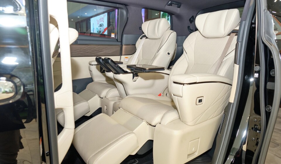 t-2-1783357842-984-width960height560 Vì sao Toyota Alphard Hybrid vẫn được giới doanh nhân săn đón? - 2