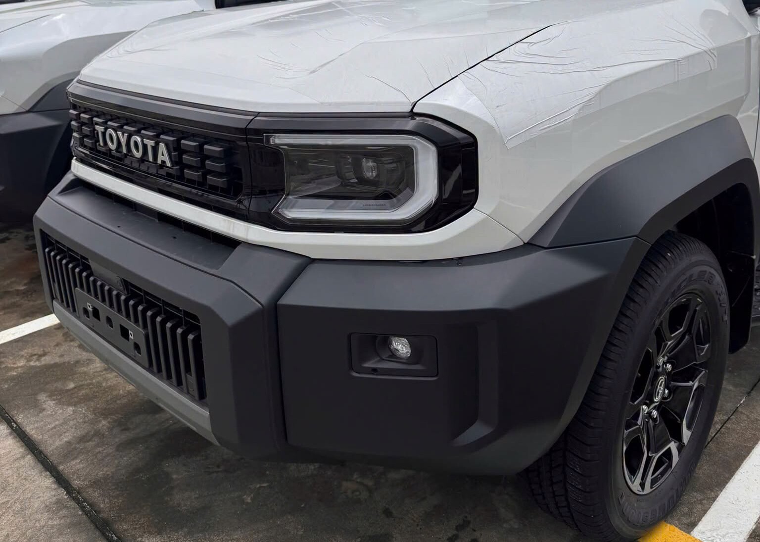 t-2-1784305709-359-width1536height1095 Cản trước được thiết kế đơn giản giúp tăng độ bền khi di chuyển trên các cung đường off-road.